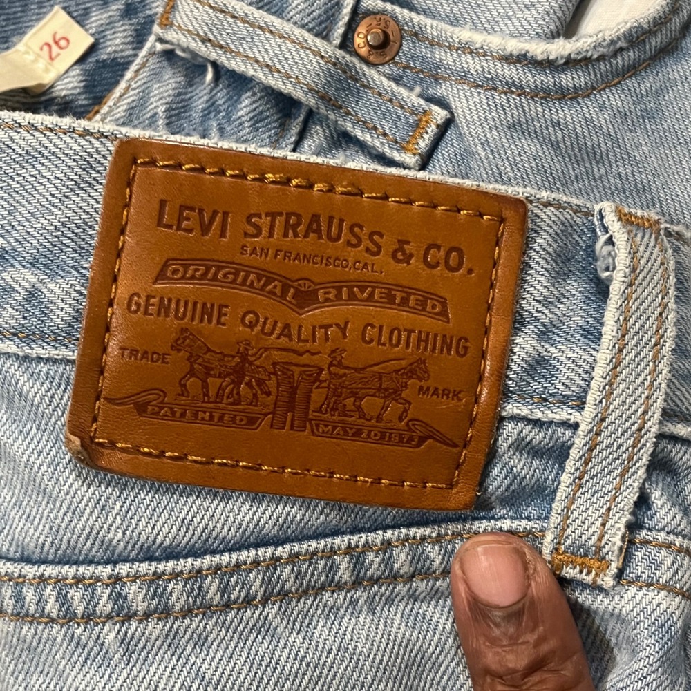 Levis Premium Wedgie Straight Distressed Jeans Light Wash Blue Size 26 Raw Hem - Picture 4 of 9